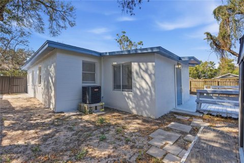 House in Tampa, Florida 5 bedrooms, 135.82 sq.m. № 2166189 - photo 13