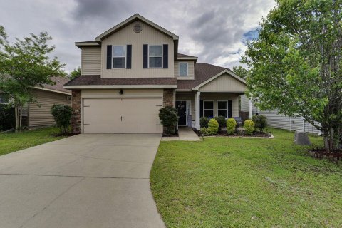 House in Crestview, Florida 4 bedrooms, 230.96 sq.m. № 560636 - photo 1