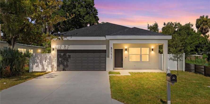 House in Saint Petersburg, Florida 3 bedrooms, 162.02 sq.m. № 2238115