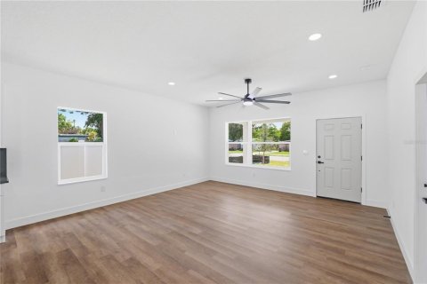 House in Saint Petersburg, Florida 3 bedrooms, 162.02 sq.m. № 2238115 - photo 5