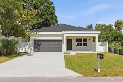 House in Saint Petersburg, Florida 3 bedrooms, 162.02 sq.m. № 2238115 - photo 2