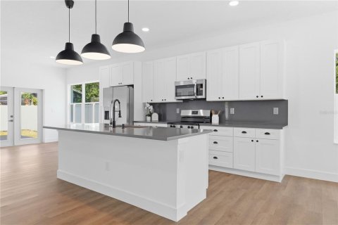 House in Saint Petersburg, Florida 3 bedrooms, 162.02 sq.m. № 2238115 - photo 3