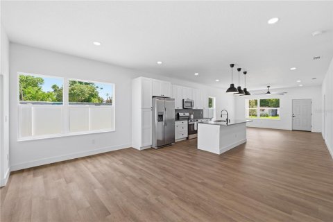 House in Saint Petersburg, Florida 3 bedrooms, 162.02 sq.m. № 2238115 - photo 9
