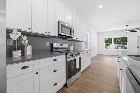 House in Saint Petersburg, Florida 3 bedrooms, 162.02 sq.m. № 2238115 - photo 4