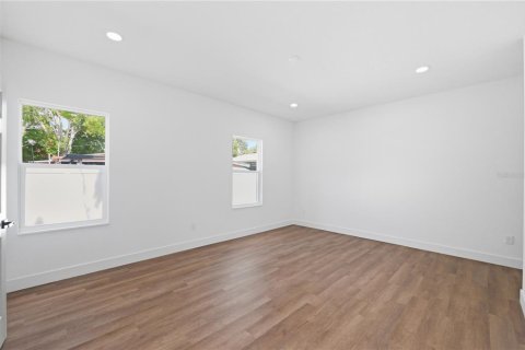 House in Saint Petersburg, Florida 3 bedrooms, 162.02 sq.m. № 2238115 - photo 12