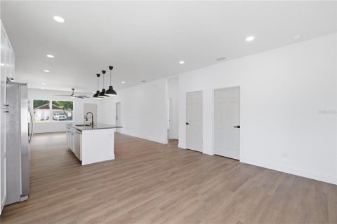 House in Saint Petersburg, Florida 3 bedrooms, 162.02 sq.m. № 2238115 - photo 8