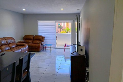 Купить кондоминиум в Хайалиа, Флорида 1 спальня, 67.73м2, № 1963480 - фото 8