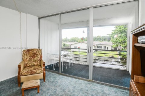 Condo in Oakland Park, Florida, 2 bedrooms  № 2081550 - photo 13