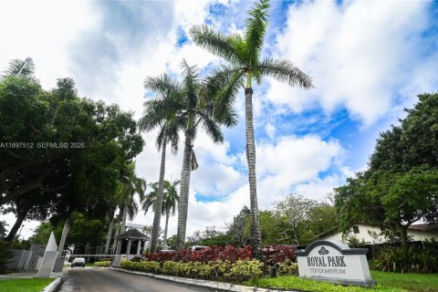 Condo in Oakland Park, Florida, 2 bedrooms  № 2081550 - photo 2