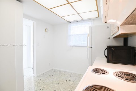 Condo in Oakland Park, Florida, 2 bedrooms  № 2081550 - photo 8