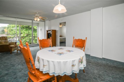 Condo in Oakland Park, Florida, 2 bedrooms  № 2081550 - photo 9