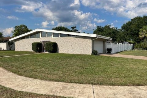 House in Fern Park, Florida 4 bedrooms, 237.55 sq.m. № 1801841 - photo 1