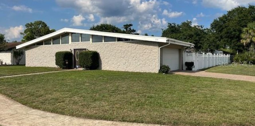 House in Fern Park, Florida 4 bedrooms, 237.55 sq.m. № 1801841