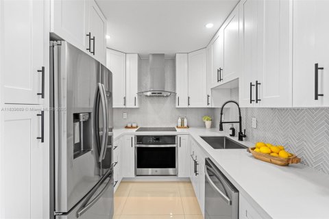 Condo in Aventura, Florida, 2 bedrooms  № 2011728 - photo 5