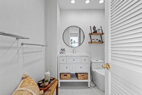 Condo in Aventura, Florida, 2 bedrooms  № 2011728 - photo 12
