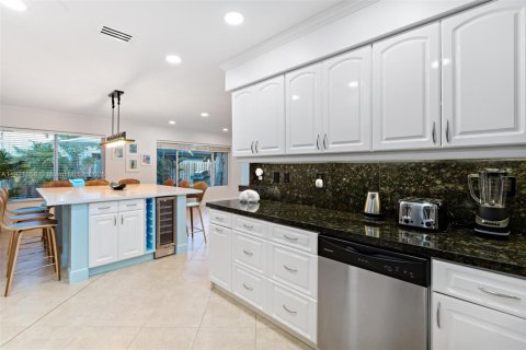 House in Lauderdale-by-the-Sea, Florida 3 bedrooms, 175.49 sq.m. № 2018556 - photo 19