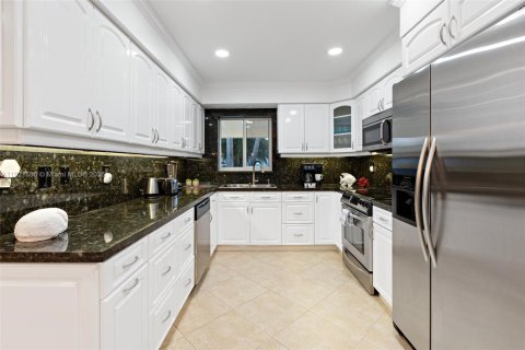 House in Lauderdale-by-the-Sea, Florida 3 bedrooms, 175.49 sq.m. № 2018556 - photo 20