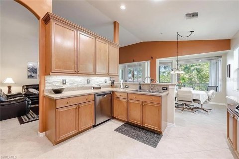 Townhouse in North Fort Myers, Florida 3 bedrooms, 199.09 sq.m. № 1757202 - photo 12