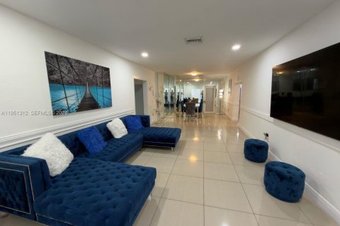 Villa ou maison à vendre à Hialeah, Floride: 6 chambres, 314.29 m2 № 2008428 - photo 10
