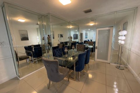 Villa ou maison à vendre à Hialeah, Floride: 6 chambres, 314.29 m2 № 2008428 - photo 20