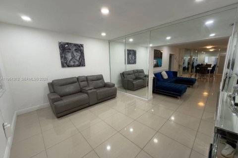 Villa ou maison à vendre à Hialeah, Floride: 6 chambres, 314.29 m2 № 2008428 - photo 15