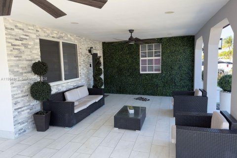 Villa ou maison à vendre à Hialeah, Floride: 6 chambres, 314.29 m2 № 2008428 - photo 5