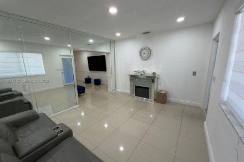 Villa ou maison à vendre à Hialeah, Floride: 6 chambres, 314.29 m2 № 2008428 - photo 16