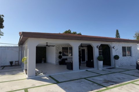 Villa ou maison à vendre à Hialeah, Floride: 6 chambres, 314.29 m2 № 2008428 - photo 2