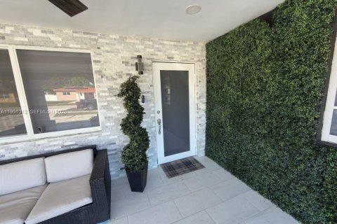Villa ou maison à vendre à Hialeah, Floride: 6 chambres, 314.29 m2 № 2008428 - photo 8