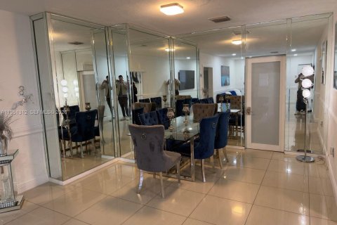 Villa ou maison à vendre à Hialeah, Floride: 6 chambres, 314.29 m2 № 2008428 - photo 19