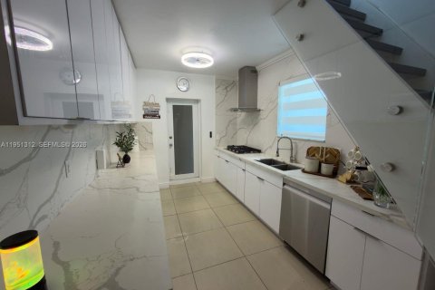 Villa ou maison à vendre à Hialeah, Floride: 6 chambres, 314.29 m2 № 2008428 - photo 27