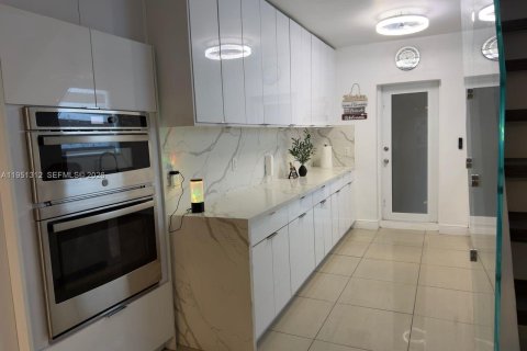Villa ou maison à vendre à Hialeah, Floride: 6 chambres, 314.29 m2 № 2008428 - photo 28