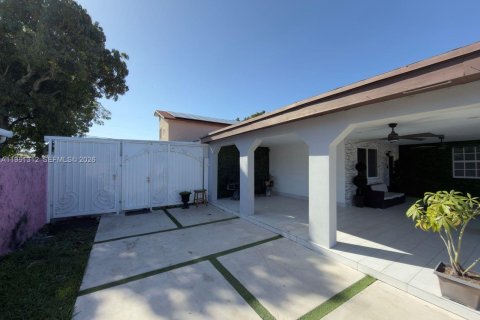 Villa ou maison à vendre à Hialeah, Floride: 6 chambres, 314.29 m2 № 2008428 - photo 3