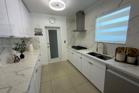 Villa ou maison à vendre à Hialeah, Floride: 6 chambres, 314.29 m2 № 2008428 - photo 26