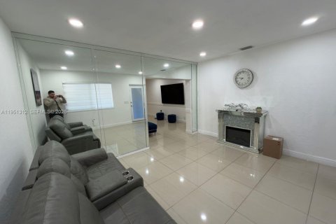 Villa ou maison à vendre à Hialeah, Floride: 6 chambres, 314.29 m2 № 2008428 - photo 17