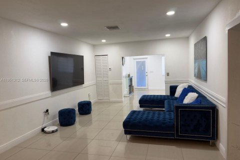 Villa ou maison à vendre à Hialeah, Floride: 6 chambres, 314.29 m2 № 2008428 - photo 14