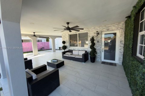 Villa ou maison à vendre à Hialeah, Floride: 6 chambres, 314.29 m2 № 2008428 - photo 4