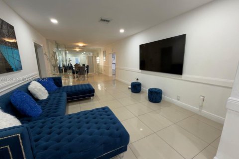 Villa ou maison à vendre à Hialeah, Floride: 6 chambres, 314.29 m2 № 2008428 - photo 11