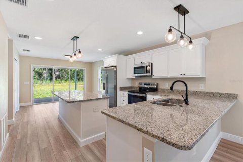House in Bushnell, Florida 3 bedrooms, 134.8 sq.m. № 2236898 - photo 3