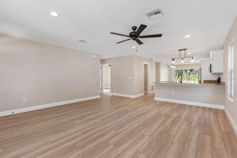 House in Bushnell, Florida 3 bedrooms, 134.8 sq.m. № 2236898 - photo 8