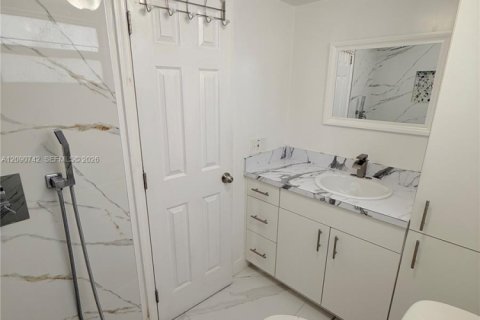 Condo in Miami Beach, Florida, 2 bedrooms  № 2370578 - photo 15