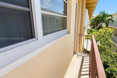 Condo in Miami Beach, Florida, 2 bedrooms  № 2370578 - photo 13