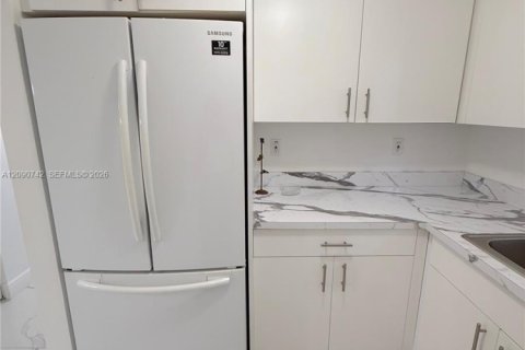 Condo in Miami Beach, Florida, 2 bedrooms  № 2370578 - photo 9