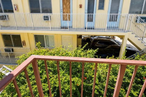 Condo in Miami Beach, Florida, 2 bedrooms  № 2370578 - photo 14