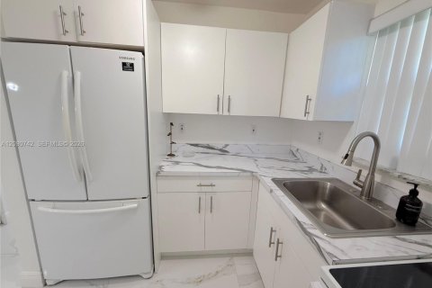 Condo in Miami Beach, Florida, 2 bedrooms  № 2370578 - photo 7