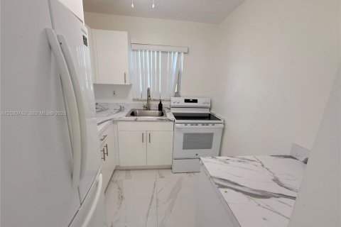 Condo in Miami Beach, Florida, 2 bedrooms  № 2370578 - photo 8
