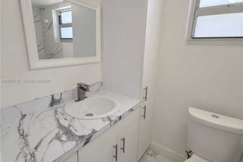 Condo in Miami Beach, Florida, 2 bedrooms  № 2370578 - photo 16