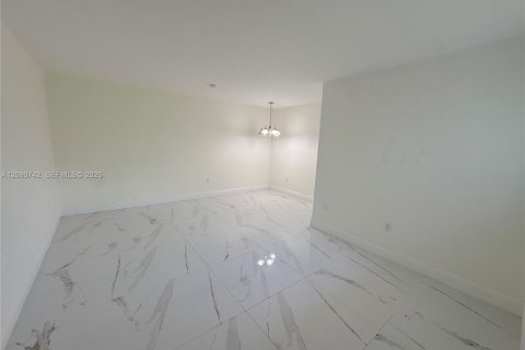 Condo in Miami Beach, Florida, 2 bedrooms  № 2370578 - photo 2