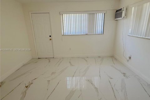 Condo in Miami Beach, Florida, 2 bedrooms  № 2370578 - photo 11