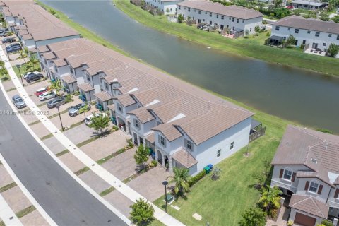 Adosado en venta en Miami, Florida, 3 dormitorios, 169.73 m2 № 1856944 - foto 4